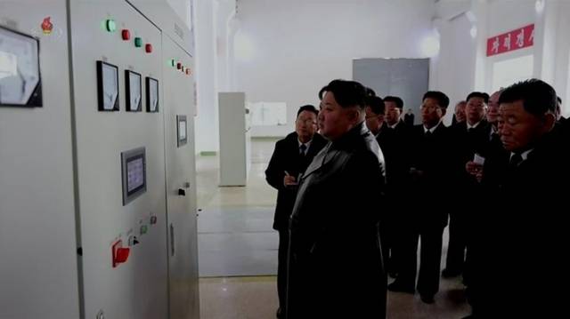 북한은 이날 입법기관인 최고인민회의에서 '도시 형성 및 발전법'이 채택됐다고도 밝혔다. 김 위원장의 역점 사업인 '지방발전 20×10 정책'을 뒷받침하는 정책으로 관측된다. 사진은 김 위원장이 지난 20일 회양군민발전소를 둘러본 모습. /뉴시스, 조선중앙TV 갈무리