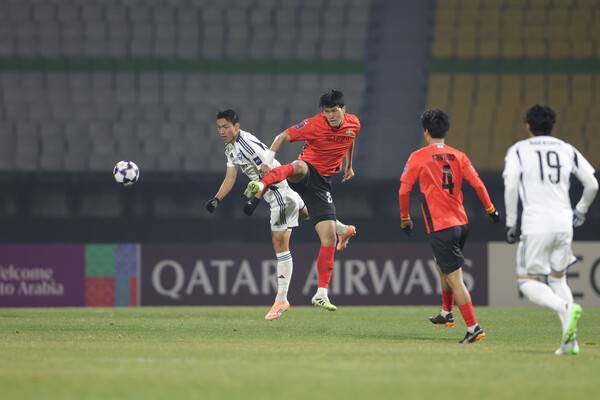 강원의 박호영(가운데)이 25일 열린 2025~2026 AFC 챔피언스리그 엘리트 리그 스테이지 5차전에서 마치다 젤비아의 오세훈과 공을 다투고 있다. 한국프로축구연맹 제공