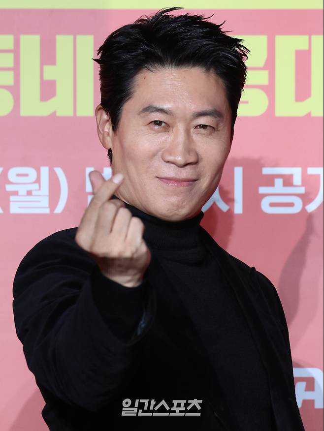 배우 진선규가 17일 오후 서울 광진구 풀만 앰배서더 서울 이스트폴에서 열린 쿠팡플레이 X 지니 TV 오리지널 시리즈 'UDT: 우리 동네 특공대' 제작발표회에 참석해 포토타임을 갖고 있다. 이 드라마는 나라를 지키기 위해서도 아니요, 지구 평화엔 더더욱 관심 없는, 오직 내 가족과 우리 동네를 위해 뭉친 예비역 특공대의 유쾌하고 짜릿한 이야기. 17일 밤 10시 첫 공개. 서병수 기자 qudtn@edaily.co.kr /2025.11.17/