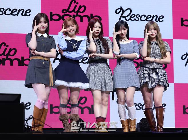 리센느(RESCENE)가 25일 오후 서울 영등포구 명화라이브홀에서 열린 미니 3집 '립밤(lip bomb)' 발매 기념 쇼케이스에 참석해 포토타임을 갖고 있다. 이번 앨범에는 총 5곡이 수록됐다. 더블 타이틀곡 ‘하트 드랍(Heart Drop)’, ‘블룸(Bloom)’이 포함됐다. 수록곡은 ‘러브 에코(Love Echo)’, ‘헬로 엑스오(Hello XO)’, ‘엠브이피(MVP)’다. 서병수 기자 qudtn@edaily.co.kr /2025.11.25/