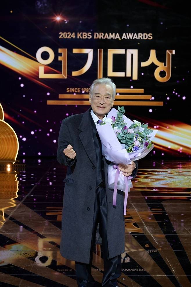 '2024 KBS 연기대상'에서 대상을 뱓은 배우 이순재. 사진=연합뉴스