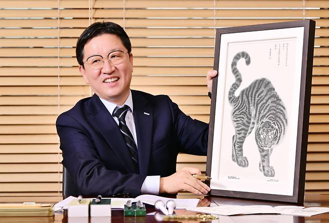조폐공사만이 구현할 수 있는 고유의 화폐 인쇄 기술로 유명작들을 다시 구현하는 사업을 시작한 성창훈 조폐공사 사장. 성 사장이 '맹호도' 화폐 요판화 작품을 소개하고 있다. 사진=한경매거진앤북 이승재 기자