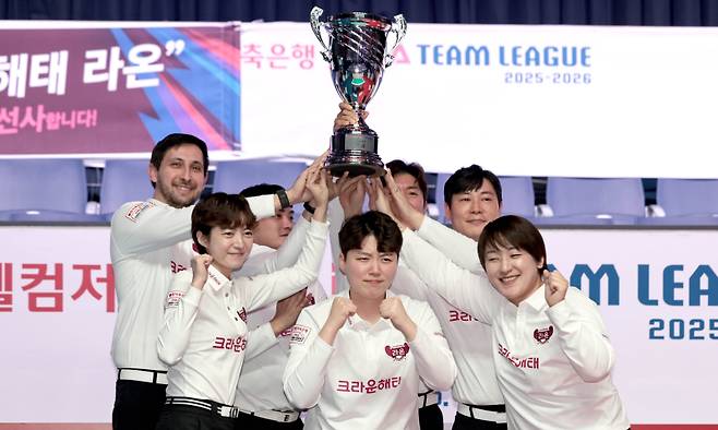 크라운해태 선수단이 4라운드 우승을 차지한 이후 진행한 시상식에서 트로피를 들어올렸다. PBA 제공