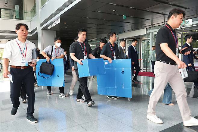 근로감독관은 근로기준법 제101조에 따라 근로조건을 감독하고, 위반이 발견되면 사법경찰관리 직무를 수행한다. 사진은 고용노동부와 경기남부경찰청 관계자들이 포스코이앤씨 고속도로 건설공사 현장의 외국인 근로자 감전 사고와 관련해 인천 연수구 송도동 포스코이앤씨 인천 본사에 압수수색을 하러 들어가는 모습. (연합뉴스)