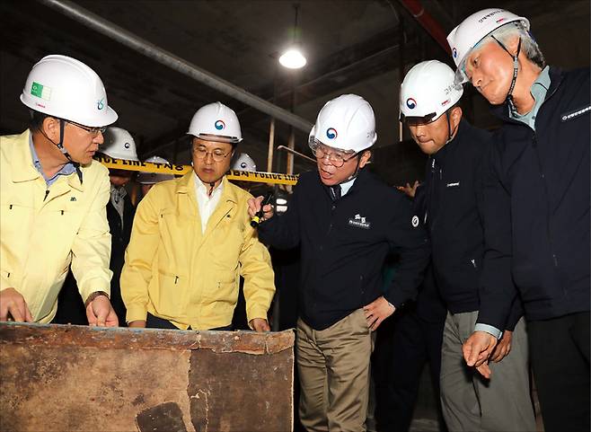 김영훈 고용노동부 장관은 “검찰수사권 없이 자체적으로 수사할 수 있도록 근로감독관의 역량을 강화해야 한다”는 입장이다. 사진은 김영훈 장관이 지난 10월 2일 인천환경공단을 찾아 사망사고가 발생한 저수조 덮개를 점검하고 있는 모습. (고용노동부 제공)