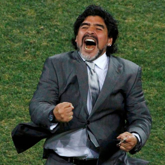 디에고 마라도나가 심장마비로 사망했다. 사진은 아르헨티나 축구대표팀 감독 시절 마라도나. /사진=로이터