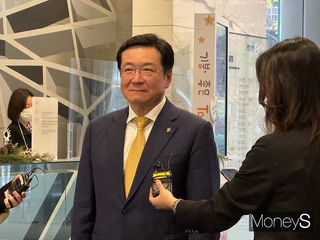 25일 이찬희 삼성 준법감시위원회 위원장이 서울 서초구 삼성생명 서초사옥에서 열리는 준감위 정례회의에 앞서 기자들의 질문에 답변하고 있다. /사진=정연 기자