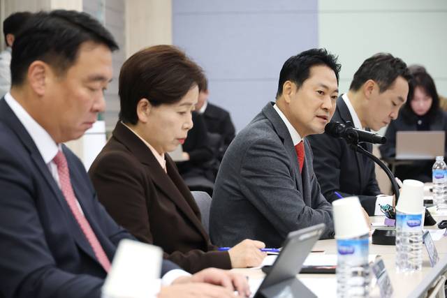 농민과의 간담회 : 장동혁(왼쪽 세 번째) 국민의힘 대표가 25일 경북 김천시 김천농업기술센터에서 열린 농산물 가격 하락 및 냉해 피해 농민들과의 간담회에서 발언하고 있다. 연합뉴스