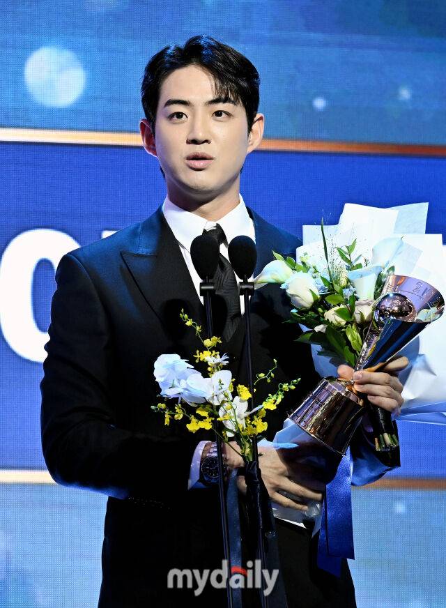 삼성 구자욱이 24일 오후 서울 잠실 롯데호텔 월드에서 진행된 '2025 KBO 시상식'에서 득점상을 수상하고 있다. 'KBO 시상식'은 퓨처스리그 투·타 개인 부문별 1위 선수 시상을 시작으로 KBO 리그 투·타 개인 부문별 1위 선수, KBO 심판상, 각 포지션별 KBO 수비상, 신인상 및 MVP 시상으로 진행된다./마이데일리