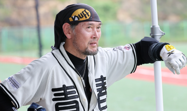 배우 김명수가 연예인 야구팀인 청춘야구단 감독으로 선임, 내년부터 지휘봉을 잡는다. /청춘야구단