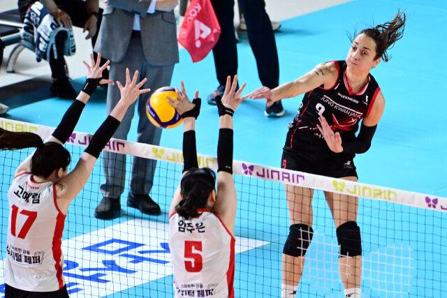 정관장 자네테가 페퍼저축은행 블로킹을 피해 공격을 시도하고 있다. / 한국배구연맹( KOVO)