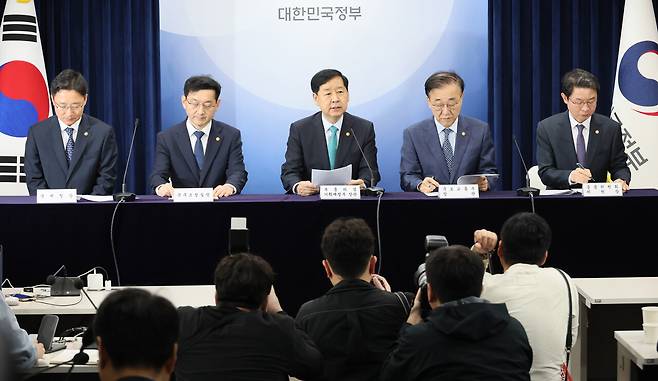 10월15일 구윤철 경제부총리(가운데)를 비롯한 관계 장관들이 10·15 대책을 발표하고 있다. ⓒ연합뉴스