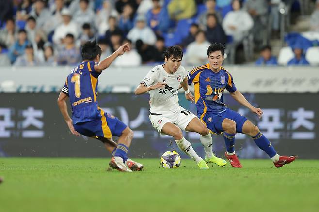 제주 SK 유인수(가운데)가 지난 8월 9일 울산 HD와의 K리그1 2025시즌 원정 경기에서 드리블하고 있다. 프로축구연맹 제공