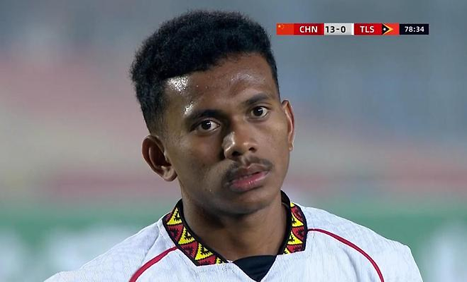 두 자릿수 실점에 경기 막판 망연자실한 동티모르 선수. 넷이즈 캡처