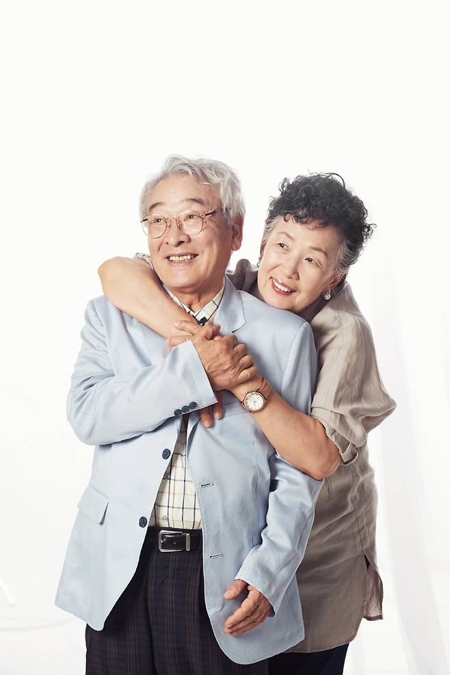 2014년 연극 '황금연못' 출연 당시 배우 故 이순재(왼쪽)와 배우 나문희 /사진=수현재컴퍼니