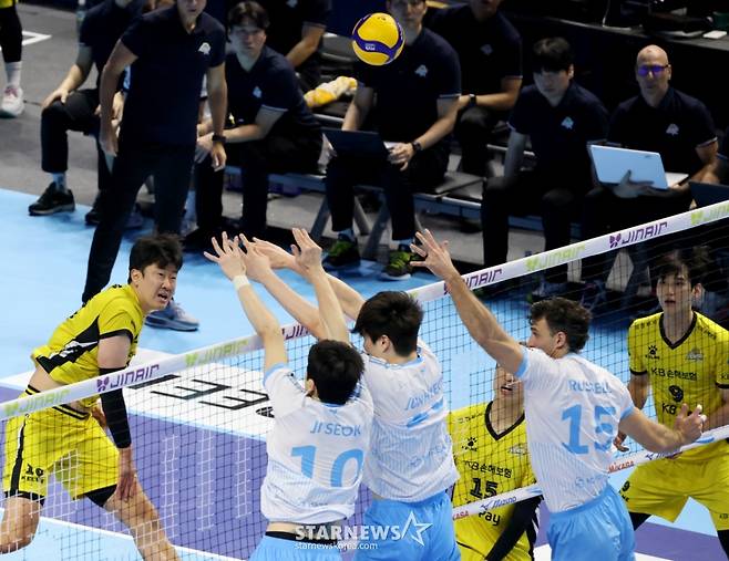 KB 나경복이 25일 인천 계양체육관에서 열린 2025-2026 진에어 V리그 대한항공과 KB손해보험과의 경기에서 삼중블로킹에 강타를 터트리고 있다. /사진=강영조 선임기자