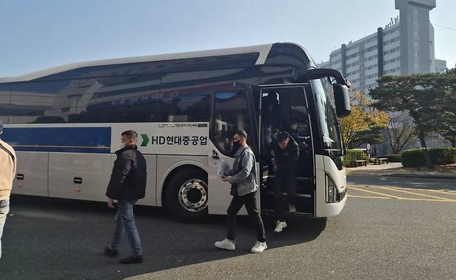 26일 울산 광역형 비자를 통해 입국한 베트남 출신 근로자 49명이 울산에 도착해 버스에서 내리고 있다. 울산시 제공