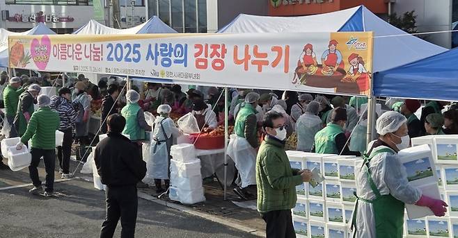 ▲ 26일 영천시새마을부녀회 사랑의 김장 나누기 행사에서 새마을 가족들이 김장김치를 담그고 나르는 등 분주히 움직이고 있다. 권오석 기자