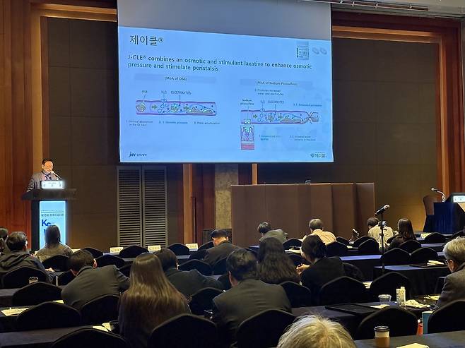 지난 23일 롯데호텔 서울에서 열린 한국건강검진학회 추계학술대회에서 정윤호 교수가 '대장정결을 위한 새로운 정제 제형의 유효성 및 안전성'에 대해 강연하고 있다. /제공 = JW중외제약