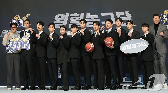 서장훈 감독(오른쪽)과 서현석 PD(왼쪽)를 비롯한 선수들이 29일 오전 서울 양천구 목동 SBS에서 열린 새 농구 예능 프로그램 '열혈농구단’ 제작발표회에 참석해 포즈를 취하고 있다. '열혈농구단'은 농구계의 전설 서장훈이 직접 만든 전설의 농구단 '라이징이글스'의 아시아 제패기를 다루는 예능이다. 2025.11.26/뉴스1 ⓒ News1 권현진 기자