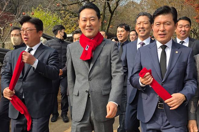 장동혁 국민의힘 대표가 25일 당 대표 취임 이후 처음으로 경북 구미 박정희 전 대통령 생가를 찾아 헌화를 마친 뒤 추모관 언덕을 내려오고 있다. 장 대표는 "한강의 기적을 이룬 힘으로 이제 국민이 대한민국을 위해서 국민의 기적을 이룰 때"라고 밝혔다. 2025.11.25/뉴스1 ⓒ News1 정우용 기자