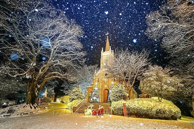 월간충남 12월호가 ‘충남의 겨울, 영화처럼 빛나다’ 관광지로 소개한 아산 공세리 성당의 성탄절 풍경. 충남도 제공