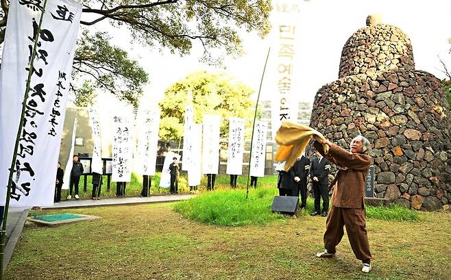지난 22일 제주 일도2동 신산공원 제주4·3 해원방사탑 앞에서 문무병 선생 노제가 민족예술인장으로 열리고 있다. 제주민예총 제공