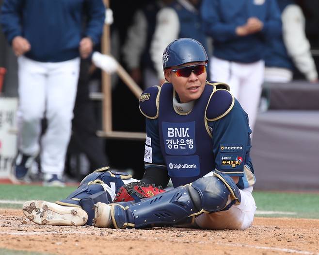 2023 KBO 시범경기 NC 다이노스와 KT 위즈의 경기가 28일 오후 수원 kt위즈파크에서 열렸다. NC 포수 박세혁이 KT 5회말 장성우의 2루타때 1루에서 홈을 노리는 알포드를 태그아웃시키고 있다. 수원=정시종 기자 capa@edaily.co.kr /2023.03.28.