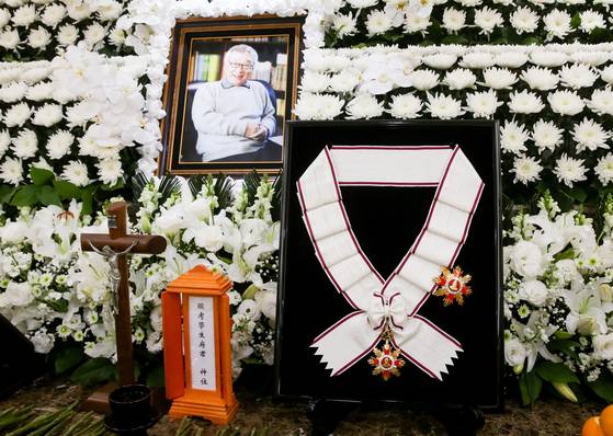 고인의 빈소가 마련된 서울아산병원 장례식장 영정 옆에 훈장이 놓여 있다. 사진공동취재단