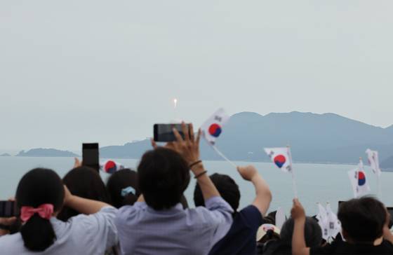 누리호 3차 발사 당시인 2023년 5월 25일 오후 전남 고흥군 영남면 우주발사전망대에서 시민들이 실용위성을 싣고 우주로 향하는 누리호(KSLV-Ⅱ)를 지켜보고 있다. 연합뉴스