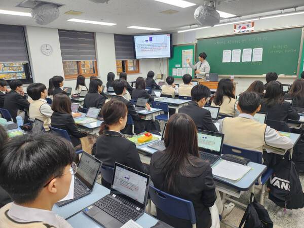 화성 봉담고에서 진행된 AI 서·논술형 평가 관련 성과 나눔 모습. 박화선기자
