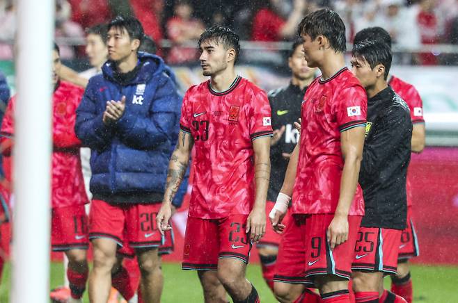 한국이 월드컵 조별 예선 역사상 가장 좋은 조를 만날 가능성이 생겼다. 사진은 지난달 10일 열린 브라질과의 평가전을 마친 한국 축구대표팀 선수단. /사진=뉴시스
