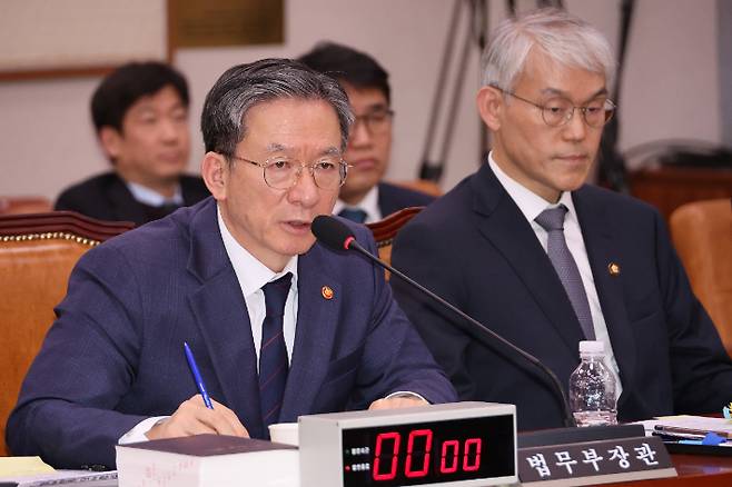 정성호 법무부 장관이 26일 서울 여의도 국회에서 열린 법제사법위원회 전체회의에서 국민의힘 나경원 의원의 질의에 답하고 있다. 오른쪽은 천대엽 법원행정처장. 연합뉴스