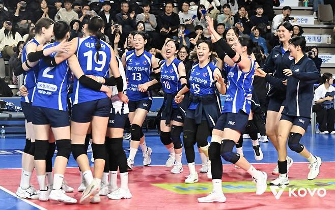 7연패를 끊은 IBK기업은행 선수들. /사진=한국배구연맹 제공