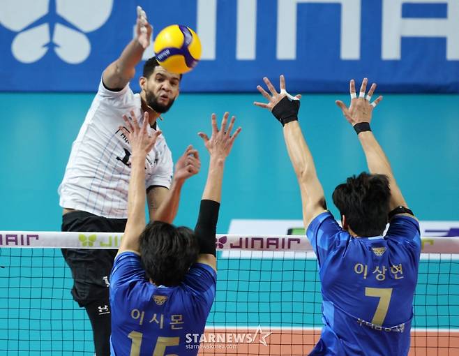 2025-2026 V-리그 남자부 우리카드 대 현대캐피탈 경기가 26일 서울 장충체육관에서 열렸다. 현대캐피탈 레오가 우리카드 이시몬, 이상현의 블로킹 위로 강스파이크를 날리고 있다. /사진=김진경 대기자