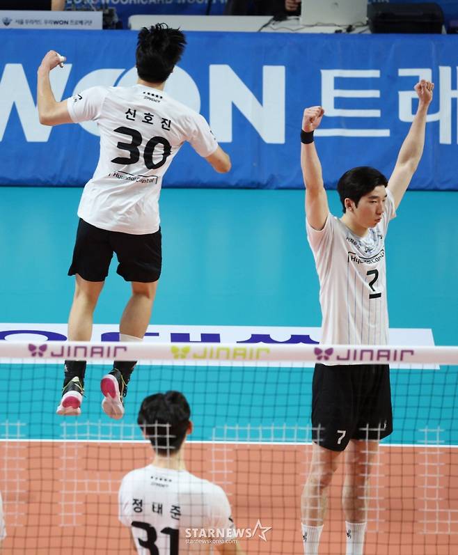 2025-2026 V-리그 남자부 우리카드 대 현대캐피탈 경기가 26일 서울 장충체육관에서 열렸다. 현대캐피탈 신호진(왼쪽)이 서브 에이스를 하고 포효하고 있다. /사진=김진경 대기자