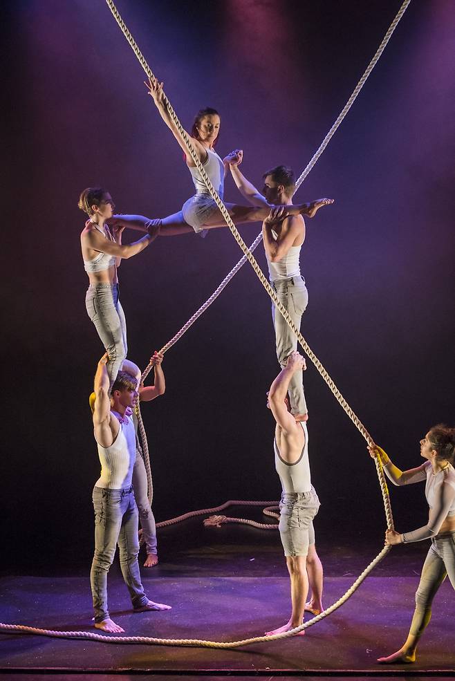 서커스 작품 'By a Thread(바이 어 스레드)' 공연 장면.