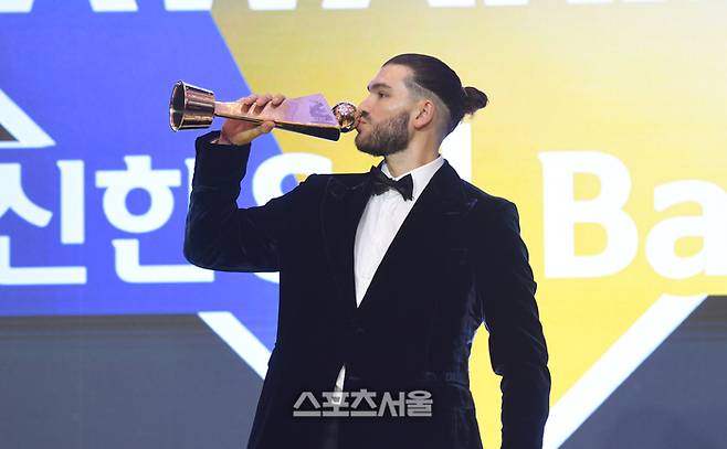 한화 폰세가 24일 서울 송파 롯데호텔 월드에서 열린 2025 KBO 시상식에서 MVP를 수상한 후 포즈를 취하고 있다. 사진 | 최승섭 기자 thunder@sportsseoul.com