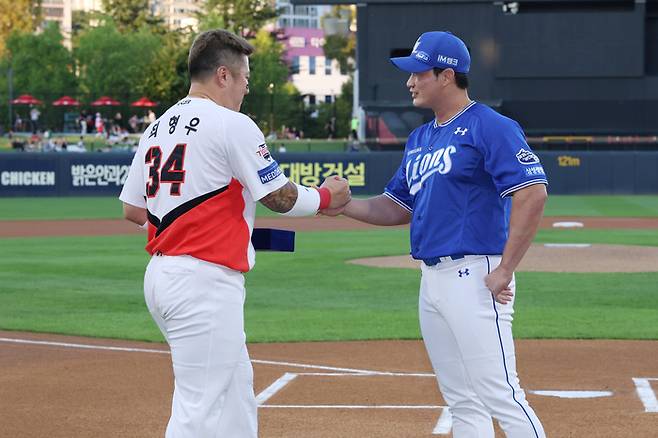 광주-기아 챔피언스 필드에서 오승환 은퇴투어 행사가 열린 가운데 KIA 최형우(왼쪽)가 오승환에게 감사패를 전달하고 있다. 사진 | KIA 타이거즈