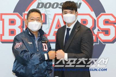 김재환이 4년 총액 115억원에 두산과 FA계약을 했을 때의 모습. 사진제공=두산 베어스