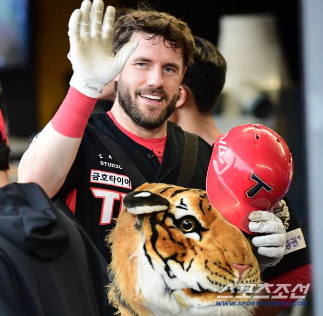 28일 인천 SSG랜더스필드에서 열린 KBO리그 SSG와 KIA의 경기. 1회초 선제 솔로홈런 날린 KIA 위즈덤. 인천=송정헌 기자songs@sportschosun.com/2025.08.28/