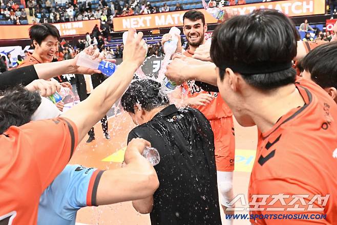 OK저축은행 신영철 감독이 V리그 최초로 통산 300승을 달성한 뒤 선수들에게서 축하의 물세례를 받고 있다. 사진제공=KOVO