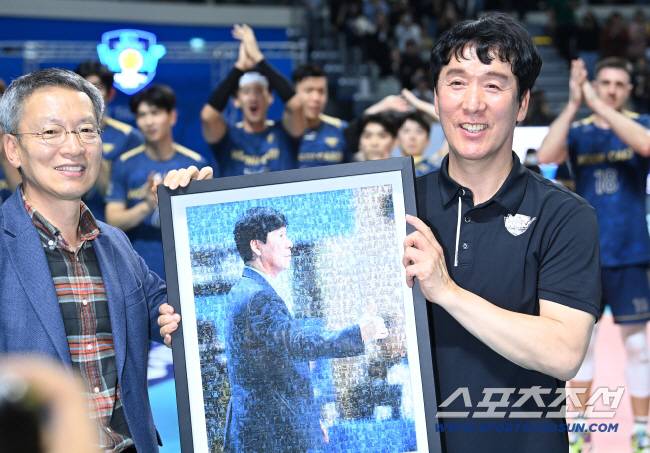 신영철 감독이 우리카드시절 역대 최다인 277승을 거뒀을 때의 모습. 스포츠조선DB