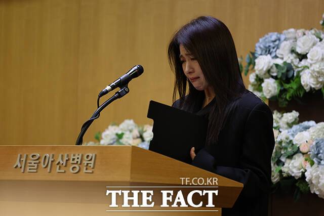 "존경하고, 사랑하는 이순재 선생님 ,지금도 어디선가 목소리가 다시 들려 올 것만 같다." 배우 하지원이 27일 서울 송파구 서울아산병원 장례식장에서 엄수된 배우 이순재 영결식에서 추도사를 하고 있다. /서예원 기자