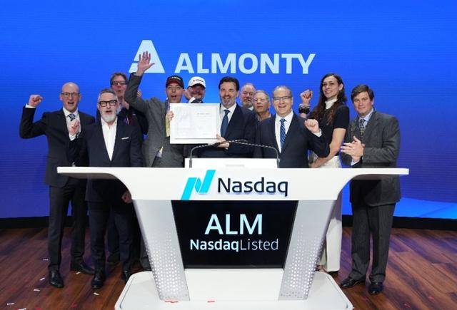 26일(현지시간) 미국 뉴욕 나스닥 마켓사이트 열린 오프닝 벨 타종 행사에 참석한 루이스 블랙(앞줄 왼쪽 세 번재) 알몬티 인더스트리즈 대표를 비롯한 임원진이 버튼을 누른 뒤 기념촬영을 하고 있다. 알몬티대한중석 제공