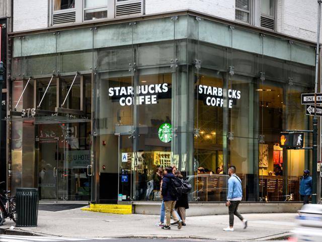 미국 뉴욕 맨해튼의 스타벅스 매장. 게티이미지뱅크