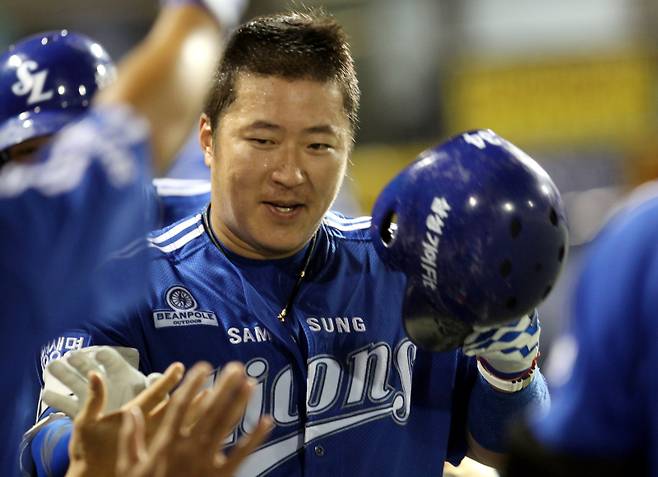 2014.08.11 <프로야구 넥센히어로즈-삼성라이온즈> 예비 한국시리즈라 불리는 넥센-삼성전에서 뜨거운 홈런레이스가 펼쳐졌다. 삼성 최형우가 11일 목동구장에서 열린 프로야구 넥센-삼성전 5회말 1사 3루에서 동점 우월 2점 홈런을 닐리고 홈인한 후 더그아웃에서 동료들의 환영을 받고 있다. IS포토