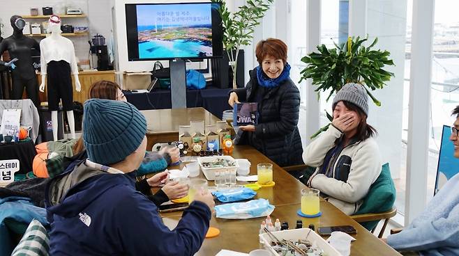 김녕수산문화복합센터에서 로컬 체험 프로그램을 즐기는 일본 팀. (제주관광공사 제공)