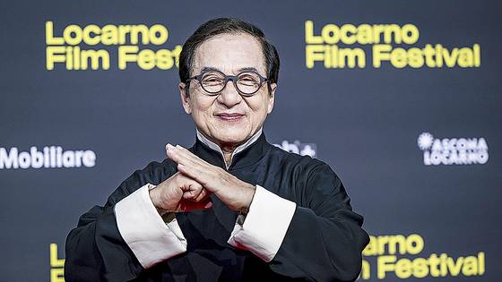 배우 성룡이 지난 8월 9일(현지시간) 스위스 로카르노에서 열린 제78회 로카르노 국제영화제 레드카펫에서 포즈를 취하고 있다. AP=연합뉴스