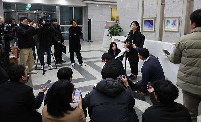 피해금 1050원의 ‘초코파이 절도 사건’의 항소심 재판부가 무죄를 선고한 27일, 피고인 측 박정교 변호사가 입장을 밝히고 있다.